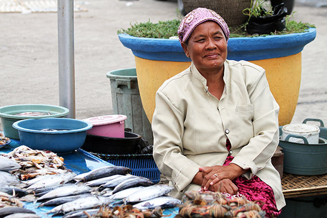 vendeuse de poissons Java indonésie